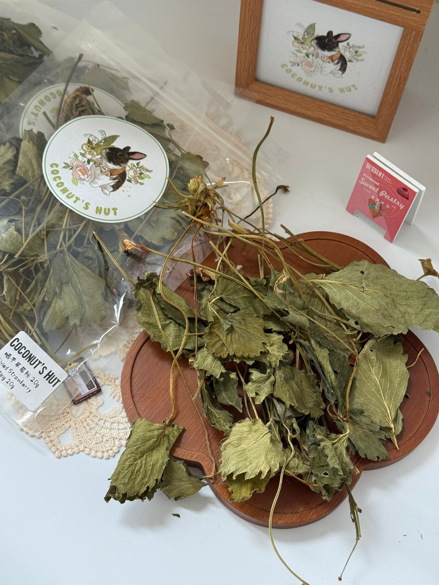 Coconut's Hut Strawberry Stems & Leaves 20g